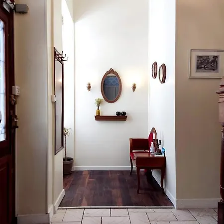 فندق مبيت وإفطار L'entree D'hotes Bar & Restaurant 4*