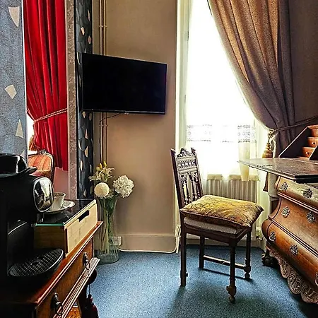 L'Entree Chambres D'Hotes Bar & Restaurant 4*